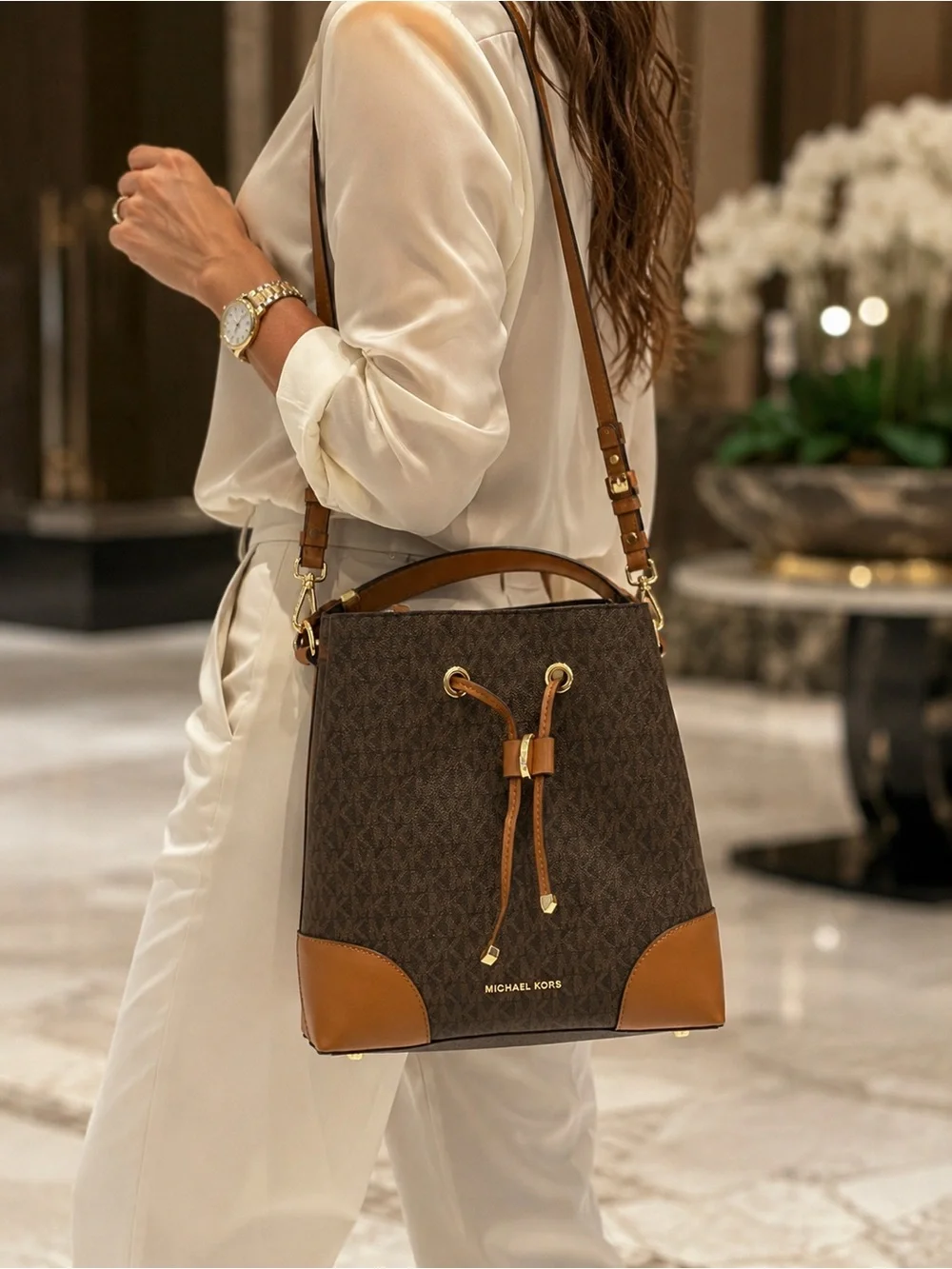 Michael Kors Signature Logo Bucket Bag Brown Cognac Crossbody Quiet Luxury